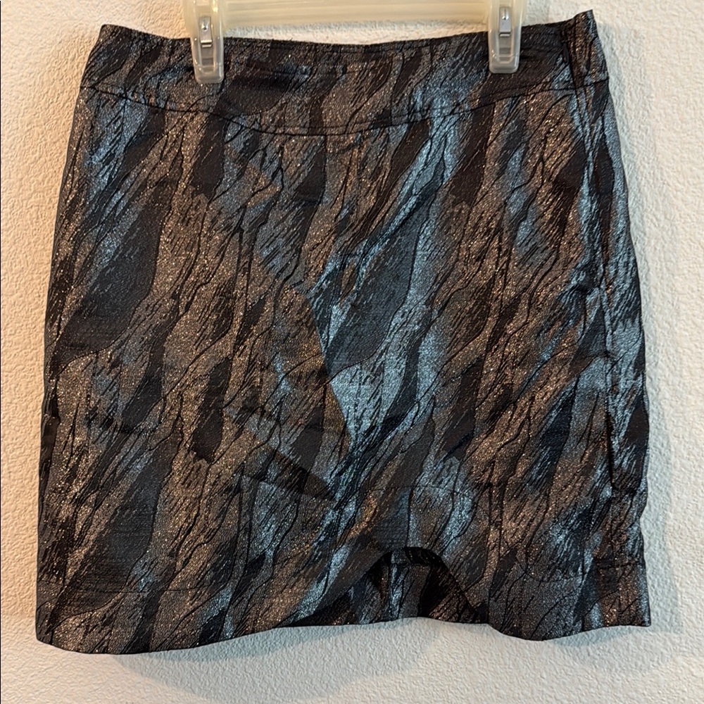 GANNI🖤🩶
Metallic Silver and Black skirt